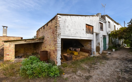 Masía al lado del río con luz y agua (123)