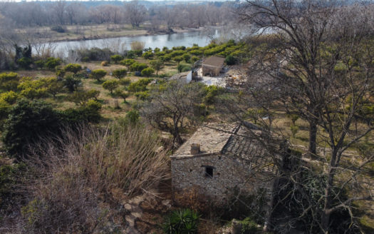 Masía para restaurar al lado del río (640)