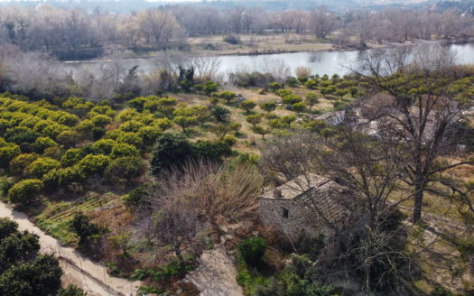 Masía para restaurar al lado del río (640)