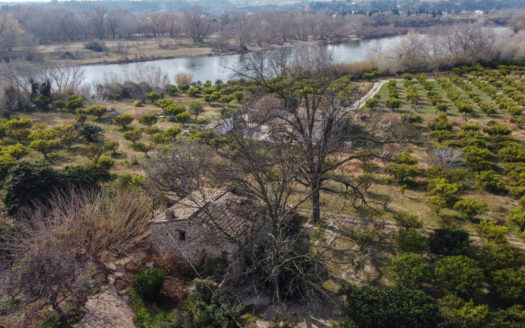 Masía para restaurar al lado del río (640)