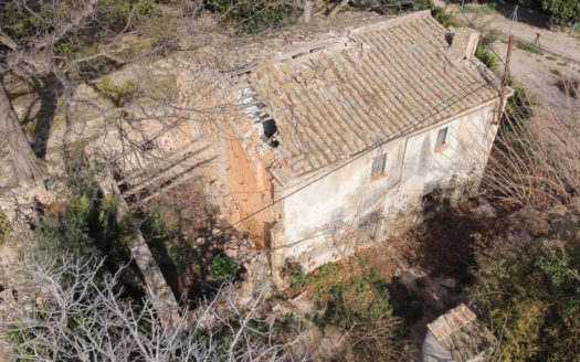 Masía para restaurar al lado del río (640)