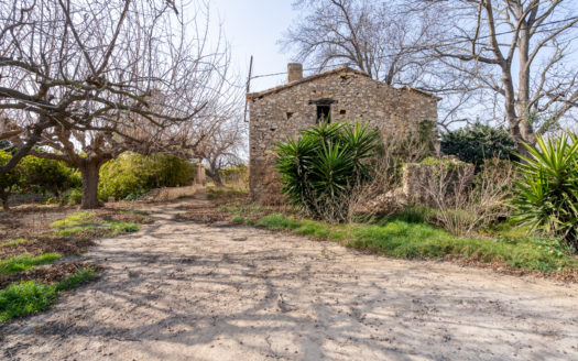 Masía para restaurar al lado del río (640)