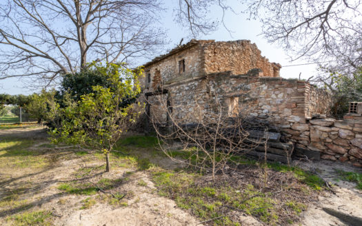 Masía para restaurar al lado del río (640)