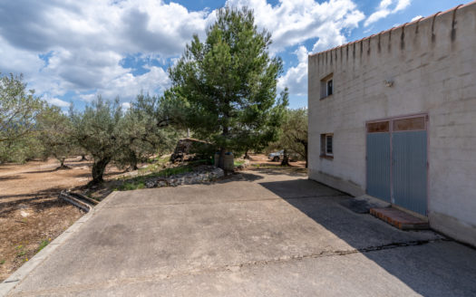 Country house with electricity and water (683)