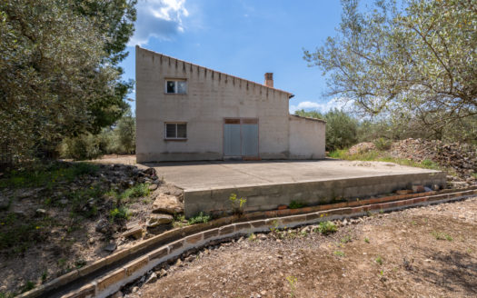 Country house with electricity and water (683)