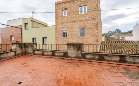 Town house ready to live in Tortosa (685)