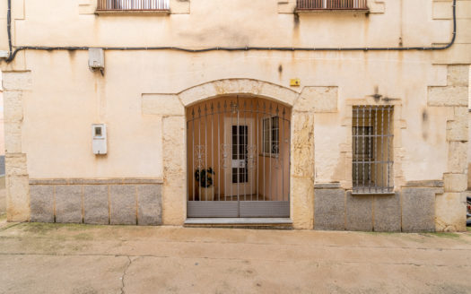 Town house ready to live in Tortosa (685)