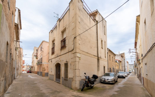 Town house ready to live in Tortosa (685)