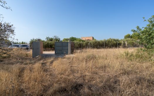 A fenced piece of land with water (731)