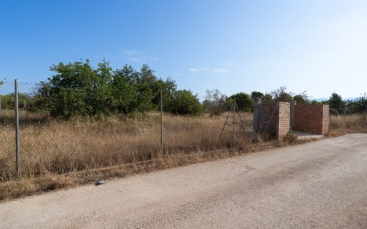 A fenced piece of land with water (731)