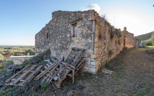 Descomunal finca amb una masia per a restaurar (782)