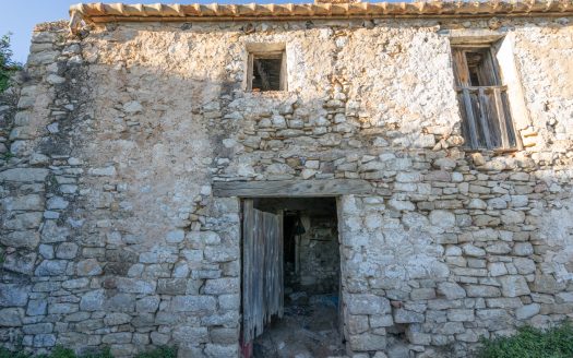 Descomunal finca amb una masia per a restaurar (782)