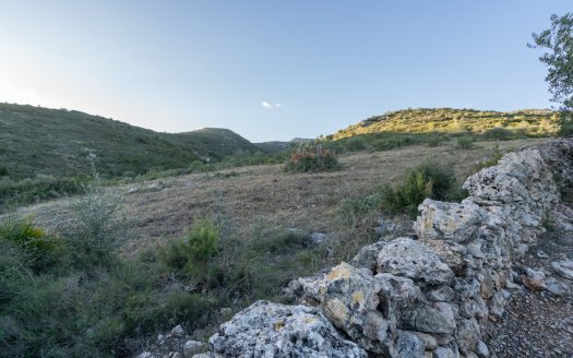 Descomunal finca amb una masia per a restaurar (782)