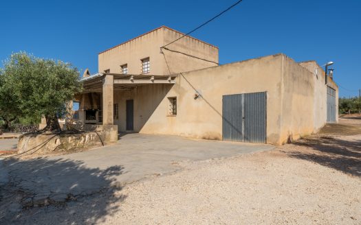 A farmhouse with water and electricity (908)