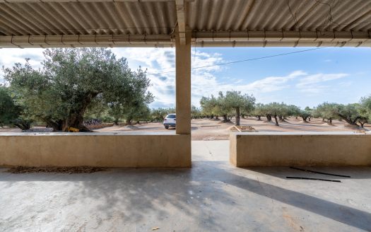 A farmhouse with water and electricity (908)