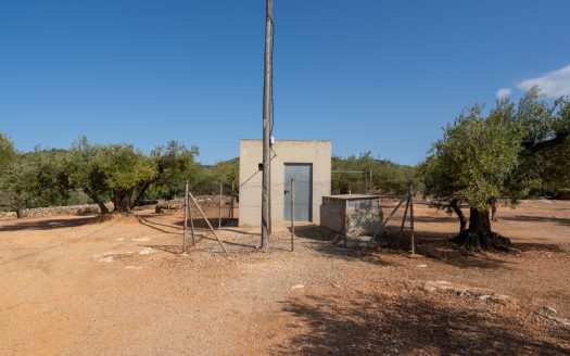 A farmhouse with water and electricity (908)