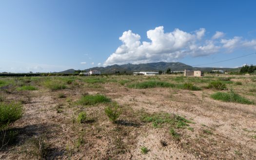 Flat land with water and electricity (938)