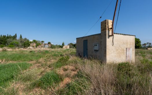 Flat land with water and electricity (938)