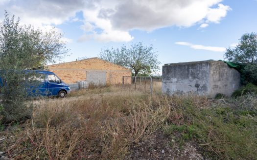 Finca amb gran magatzem i aigua de pou (963)