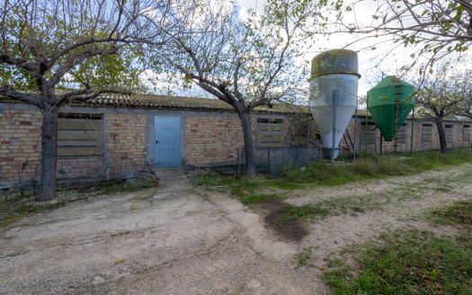 Finca amb gran magatzem i aigua de pou (963)