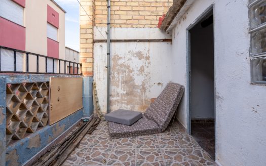 Town house with steep staircase (975)