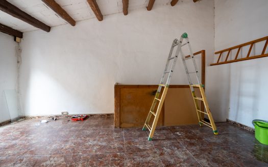 Town house with steep staircase (975)