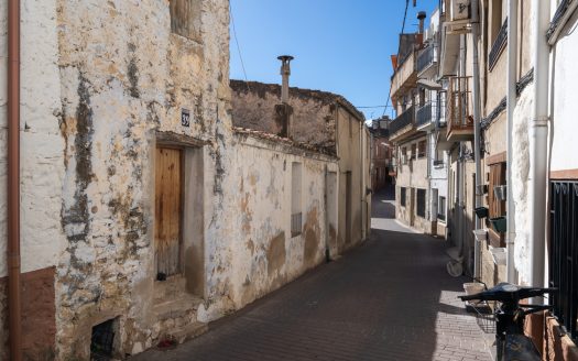 Casa de poble estreta per a reformar (22)