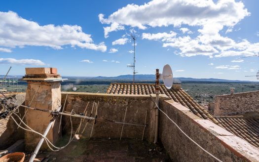 Casa de poble estreta per a reformar (22)