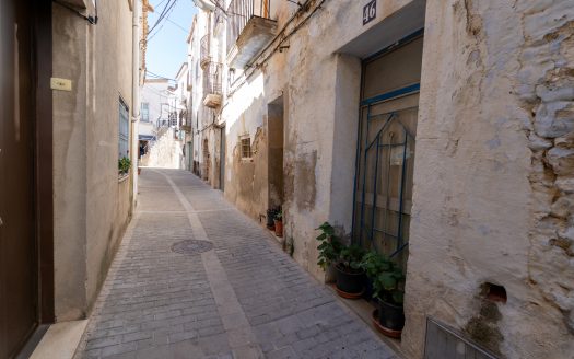 Casa de poble estreta per a reformar (22)