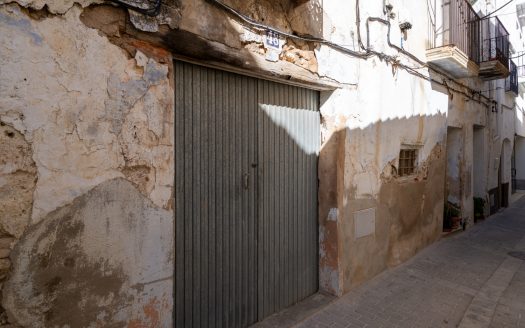 Gran casa de poble per a reformar (21)