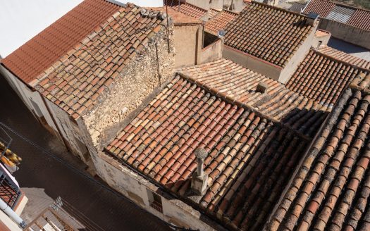 Casa de poble estreta per a reformar (22)