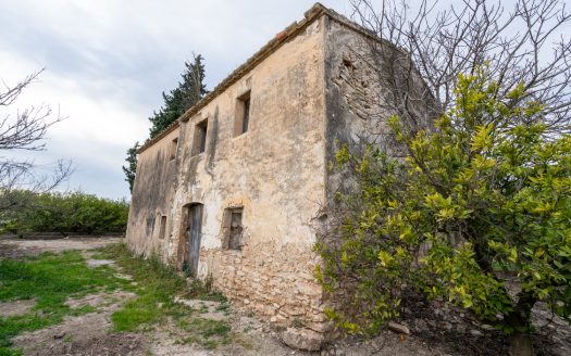 Masía adosada al lado del río (163)