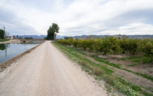 Masía adosada al lado del río (163)