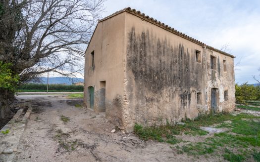 Masía adosada al lado del río (163)