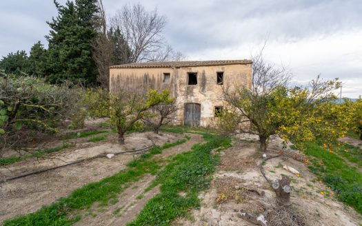 Masía adosada al lado del río (163)