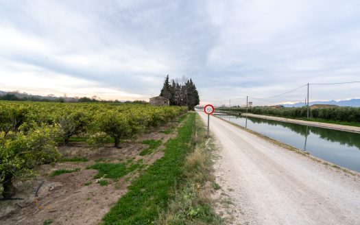 Masía adosada al lado del río (163)