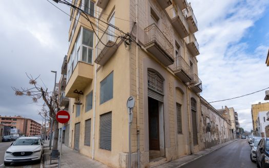 Un bloque de apartamentos (188)